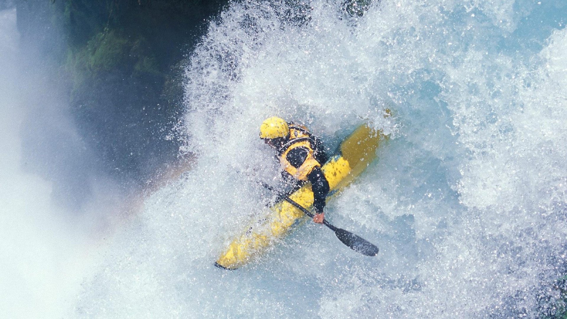 “水上救生：三叉湖游泳馆赛场英勇与智慧并肩作战”